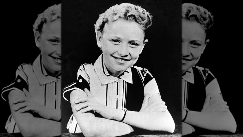 Dolly Parton smiling and folding her arms in a picture circa 1955