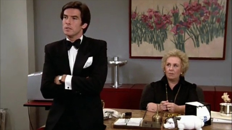 Doris Roberts as Mildred looking up at Pierce Brosnan as Remington Steele