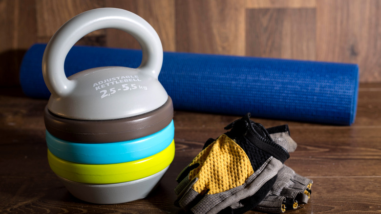 Adjustable kettlebell with workout mat