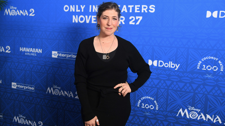 Mayim Bialik posing at the Los Angeles Premiere of "Moana 2" at the El Capitan Theater in Hollywood, California (2024)