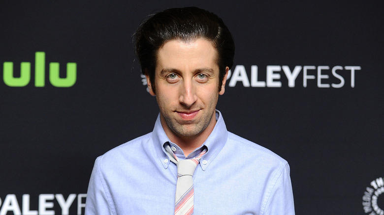 Simon Helberg posing at "The Big Bang Theory" event at Dolby Theatre in Hollywood, California (2016)
