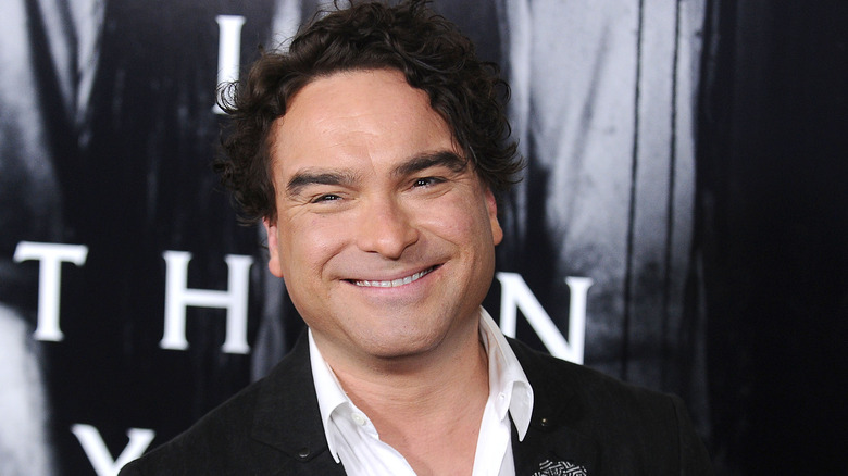 Johnny Galecki smiling for a picture at the screening of "Rings" in Los Angeles, California (2017)