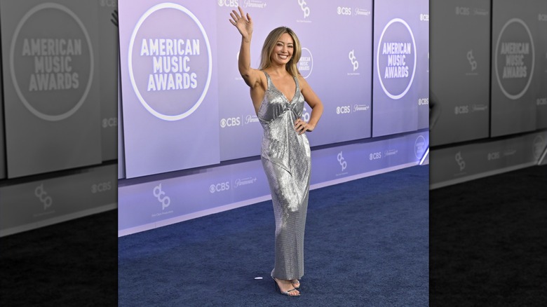 Hilary Duff waving on the red carpet of the 2026 American Music Awards