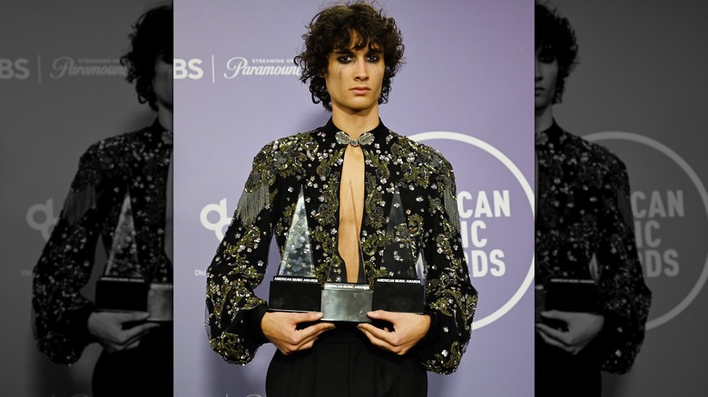 Sombr holding his three American Music Awards at the 2026 ceremony