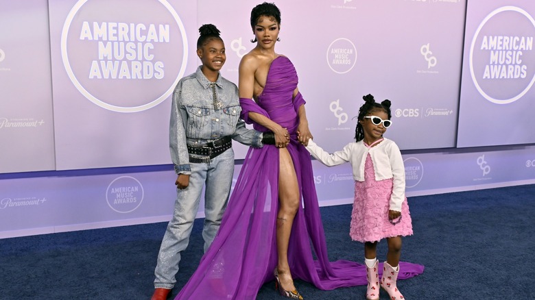 Teyana Taylor with her two smiling daughters at the 2026 AMAs