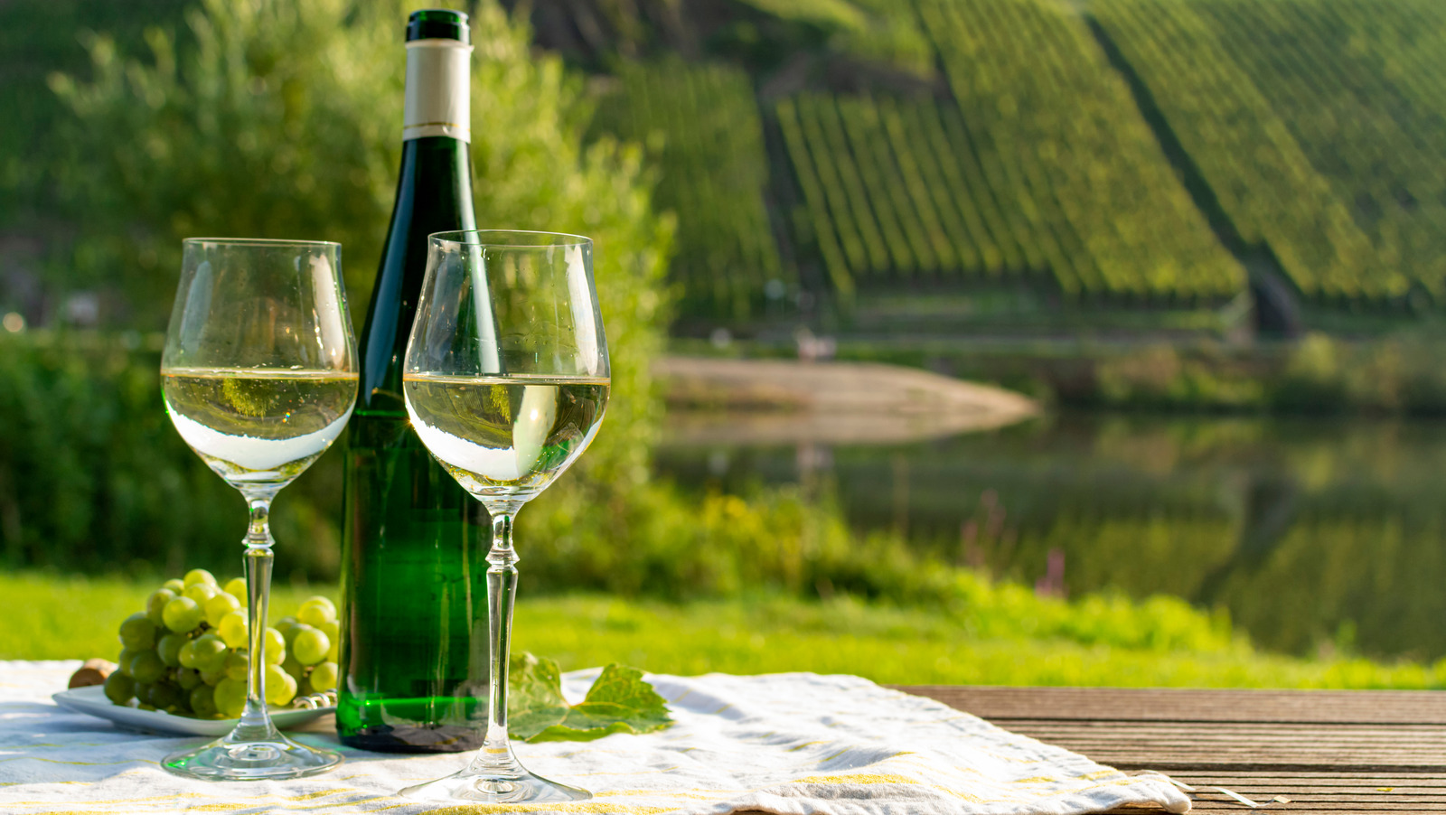 The Best Foods To Pair With White Wine