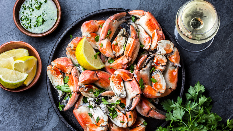 Crab claws with white wine
