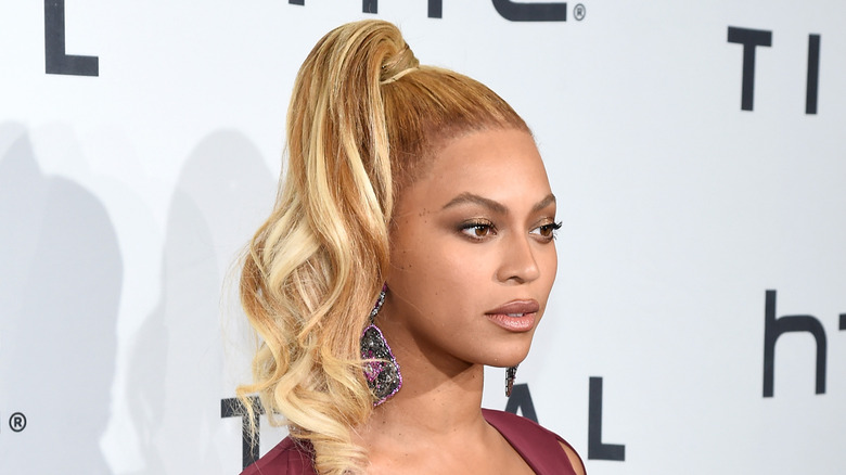 Beyonce with high ponytail