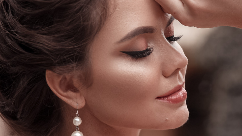 Woman with a diamond face shape and round earrings