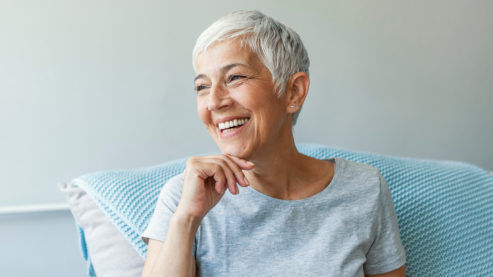 The Best Makeup Looks To Pair With Gray Hair The Best Makeup Looks To Pair With Gray Hair