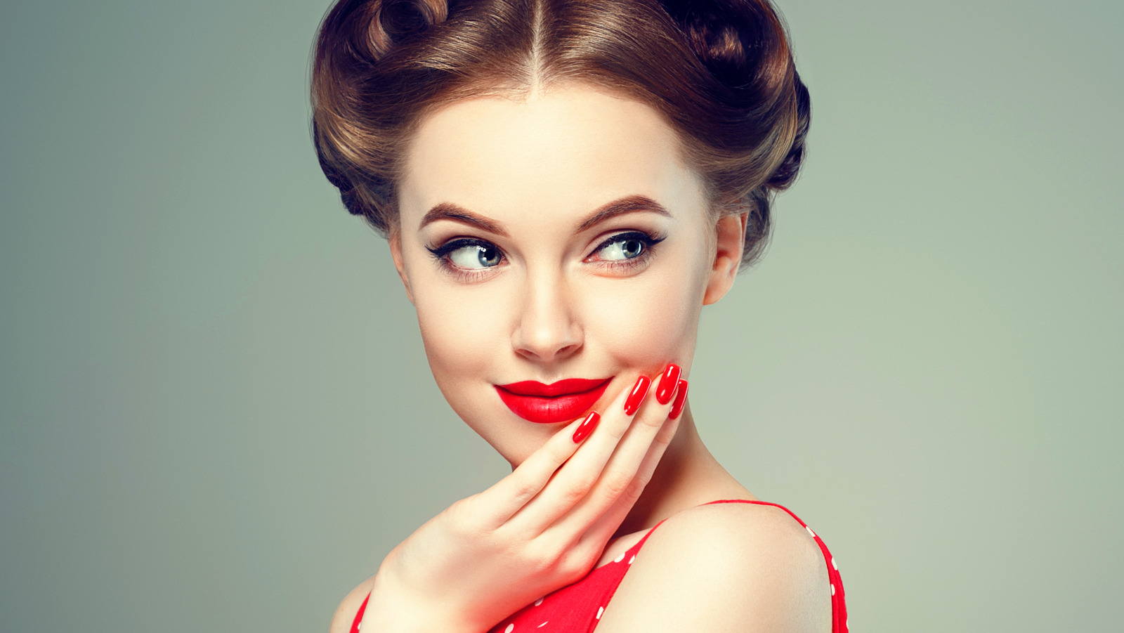 The Best Makeup Looks To Wear With A Red Outfit