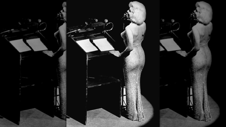 Marilyn Monroe singing