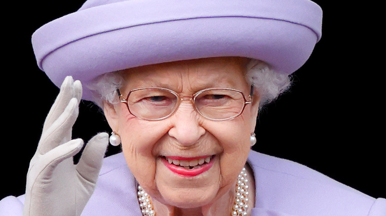 Queen Elizabeth in gloves