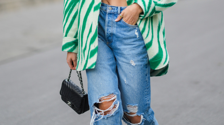 model wearing boyfriend jeans