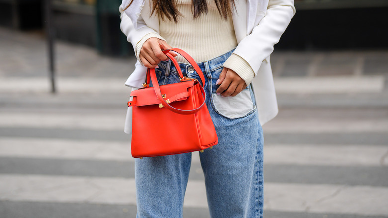 model wearing boyfriend jeans