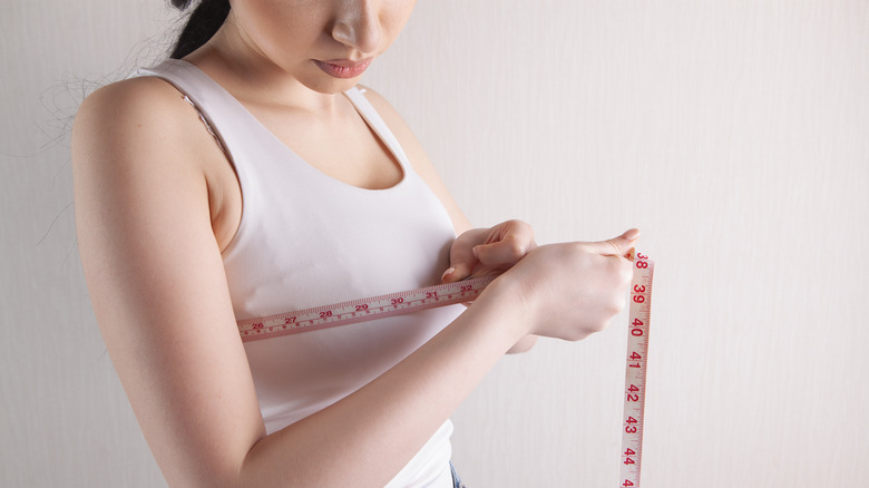 woman measures bra size