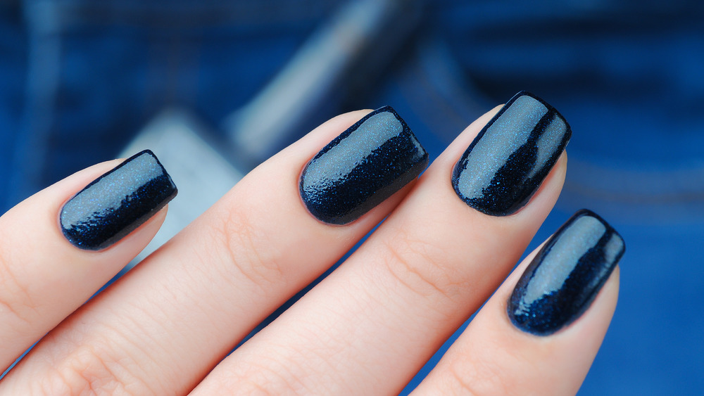 dark blue nails