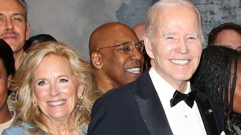 Dr. Jill Biden and Joe Biden pose backstage with the cast of "Othello" on Broadway (2025)