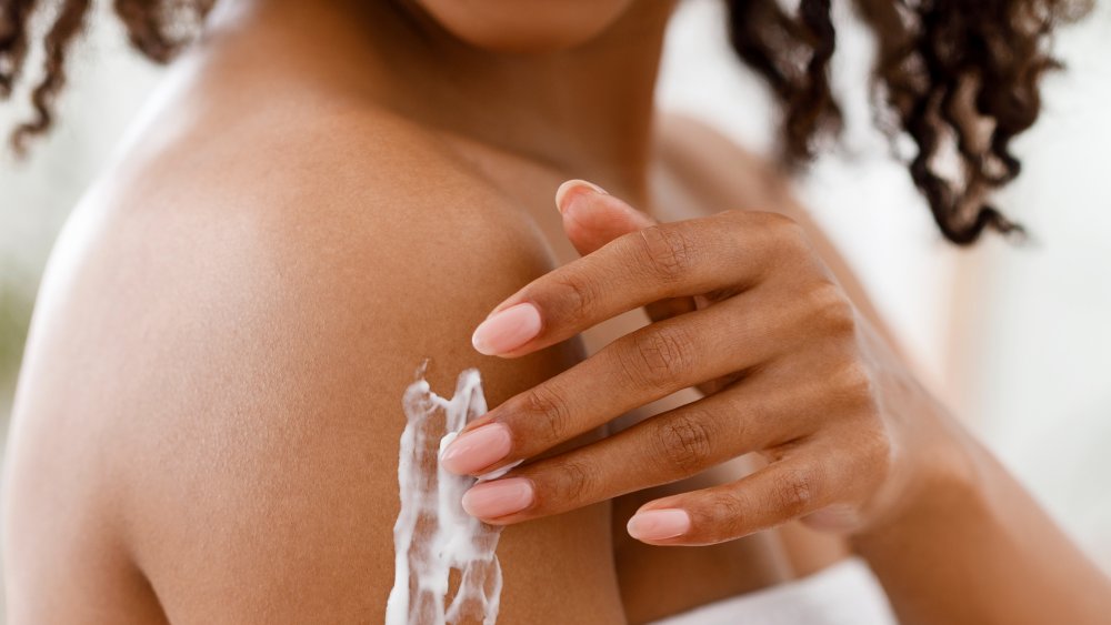 Skelne Konkret Højttaler The Big Mistake You Make When Putting On Lotion After A Shower