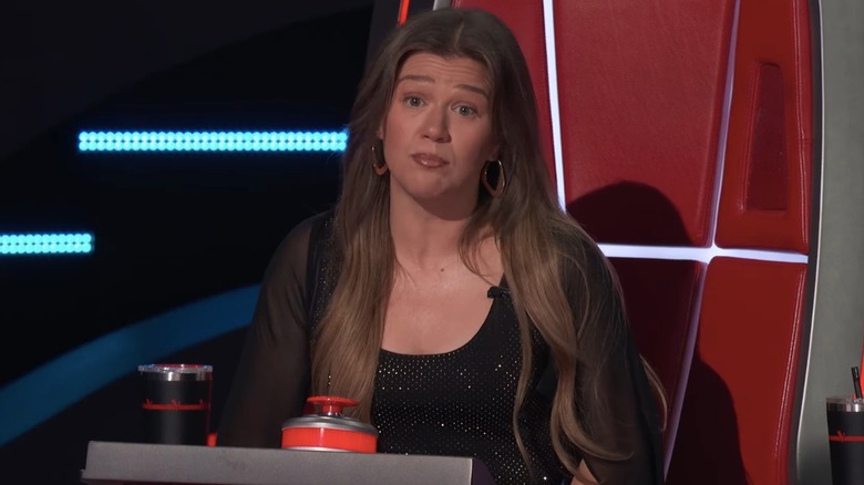 Kelly Clarkson giving her feedback to contestants on The Voice.