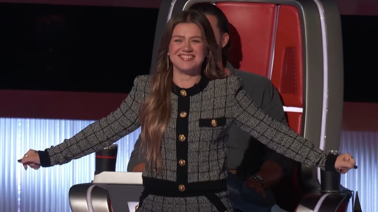Kelly Clarkson blocking Riley Green's view on The Voice.