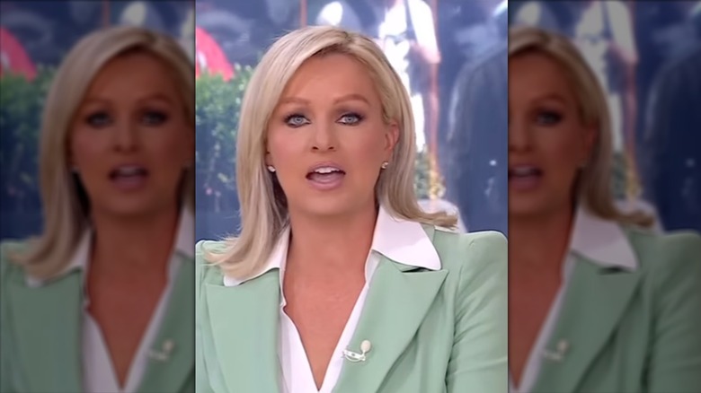 Sandra Smith with dark eyeliner and orange-tinted makeup talking to camera during Fox News