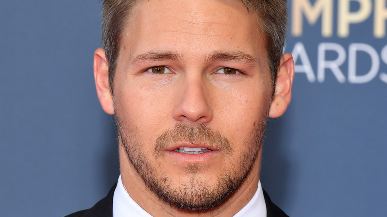 Scott Clifton posing