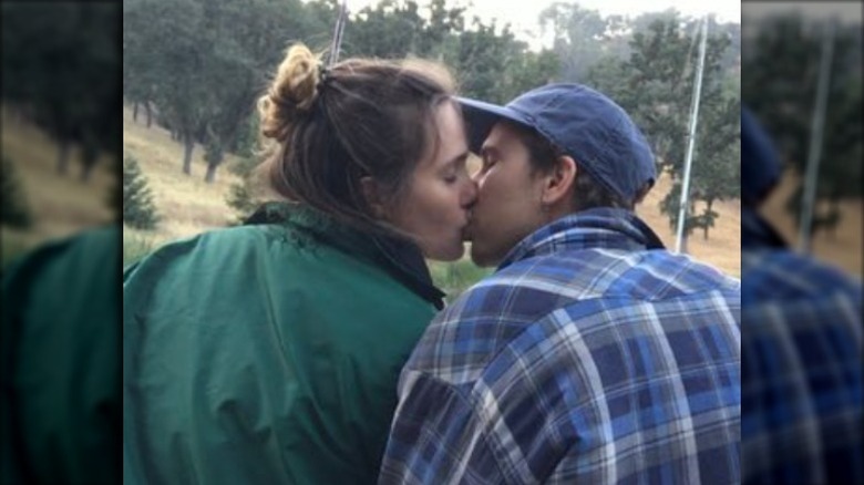 Eden Brolin, Cameron Crosby kissing