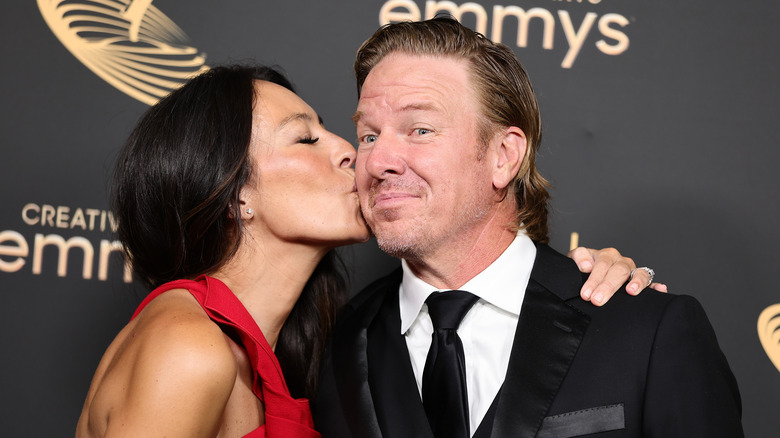 Joanna Gaines kisses Chip Gaines