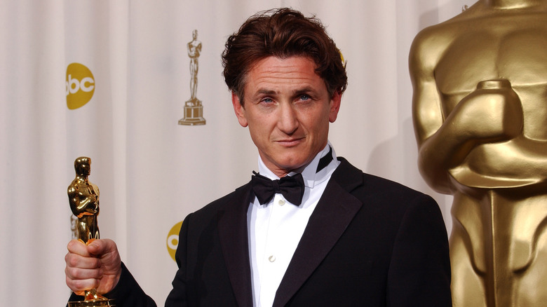 Sean Penn holding his Oscar at the 2009 Oscar Awards