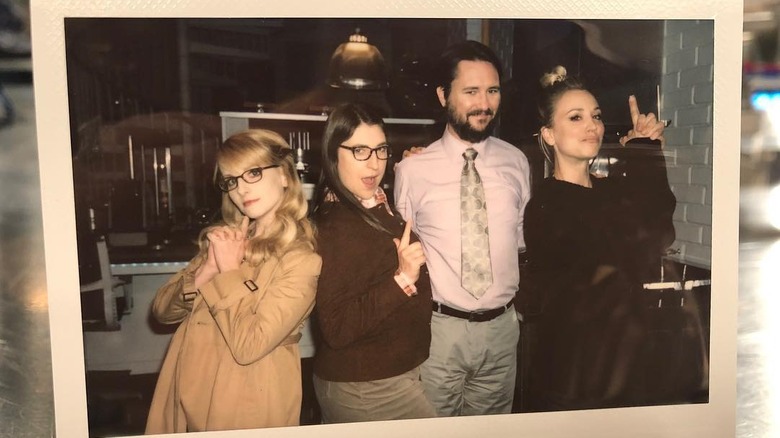 Melissa Rauch, Mayim Bialik, Wil Wheaton, and Kaley Cuoco recreate the iconic Charlie's Angels pose