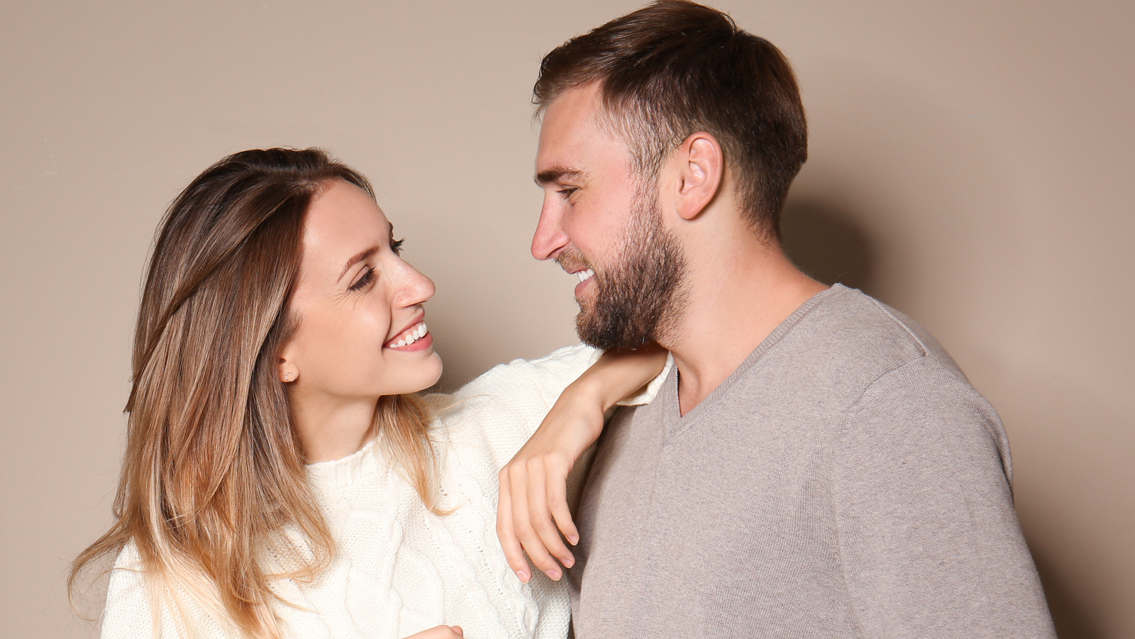 The Dating App Icebreaker That Always Works, According To An Expert