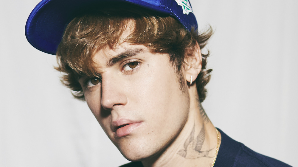 Justin Bieber posing in baseball cap