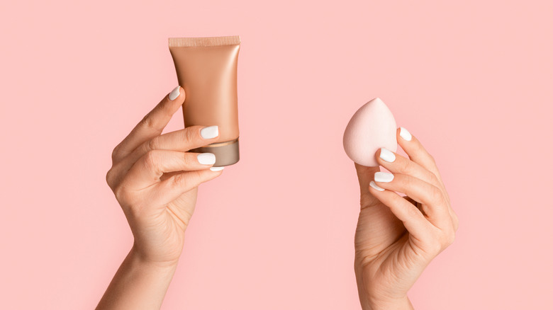 Foundation bottle and blending sponge