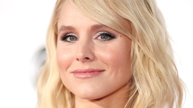 Kristen Bell poses on the red carpet