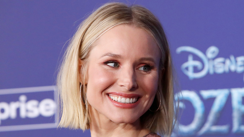Kristen Bell poses on the red carpet