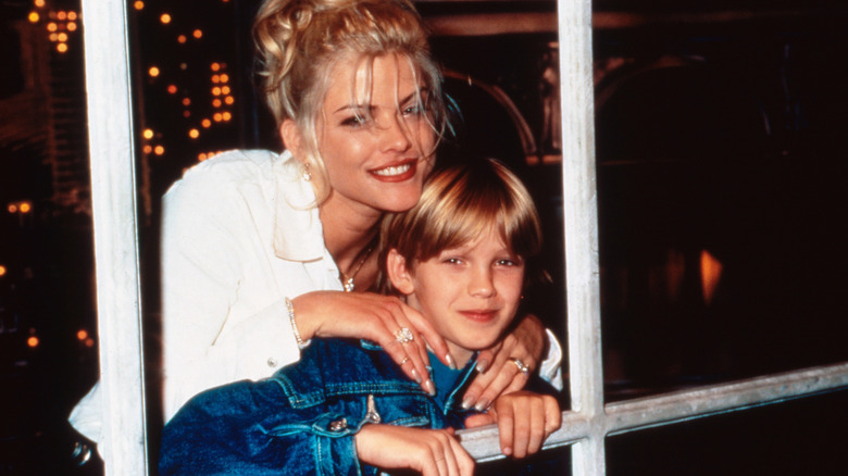 Anna Nicole Smith posing with son, Daniel