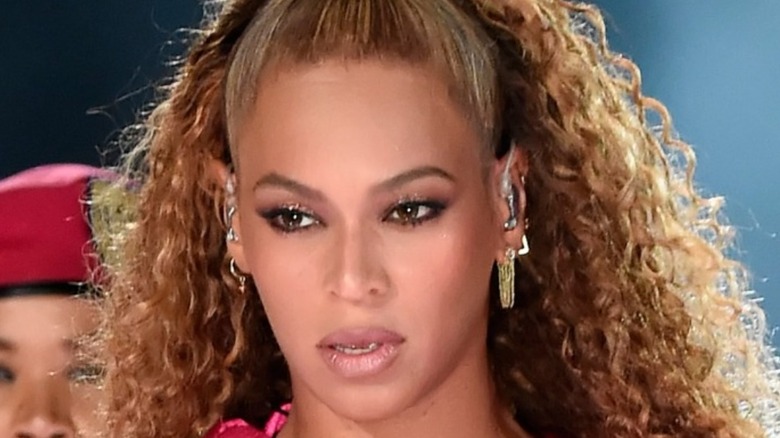 1. Beyonce's Iconic Blonde Hair Looks Through the Years - wide 2