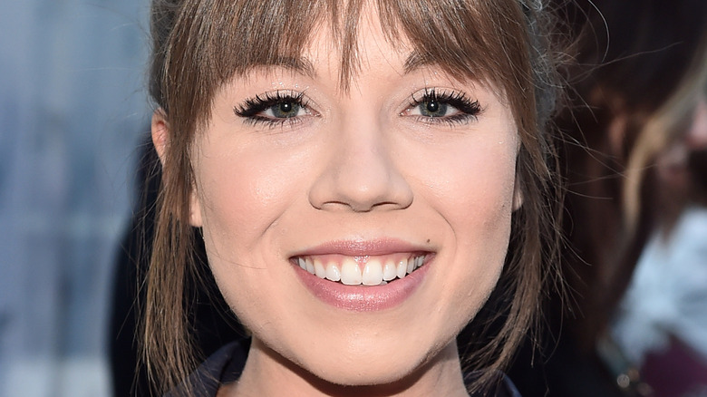 Jennette McCurdy smiling on the red carpet