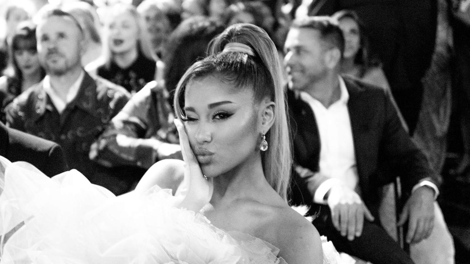 Ariana Grande Filmy I Programy Tv The First Trailer For Ariana Grande's Netflix Film Is Finally Here