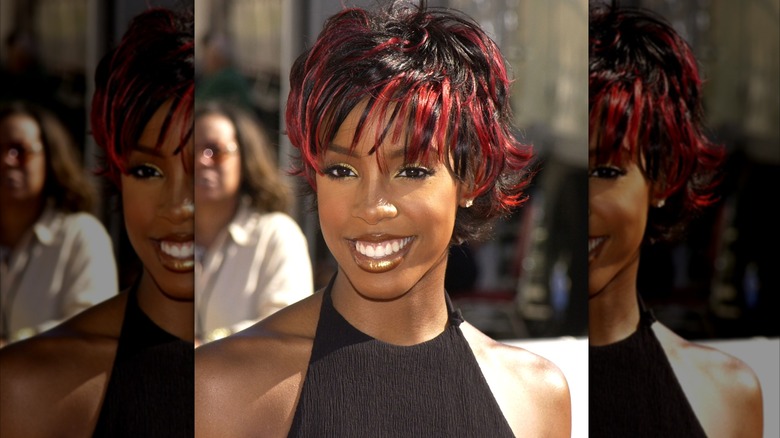 Kelly Rowland smiling at the Grammy Awards in 2002