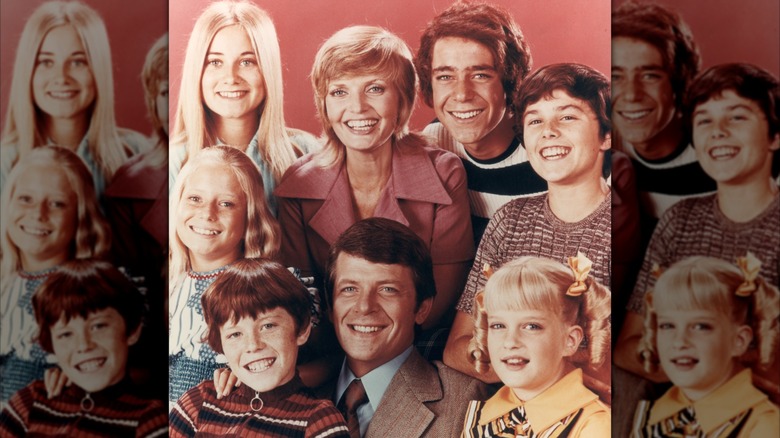 The cast of 'The Brady Bunch' smiling.