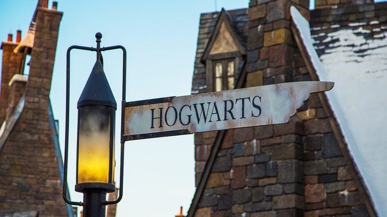 A sign for Hogwarts 