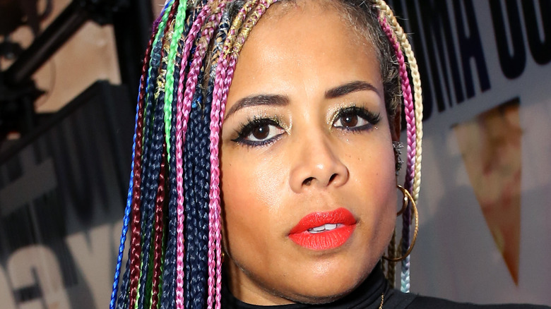 Kelis poses on the red carpet