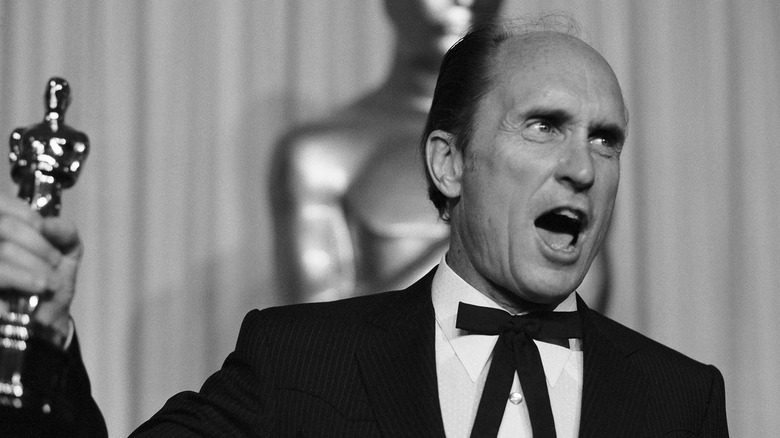 Robert Duvall holding Oscar
