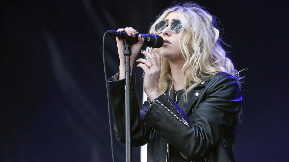 Taylor Momsen singing