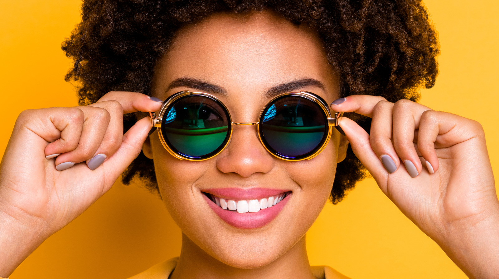 Round-frame sunglasses in green acetate with branded chain