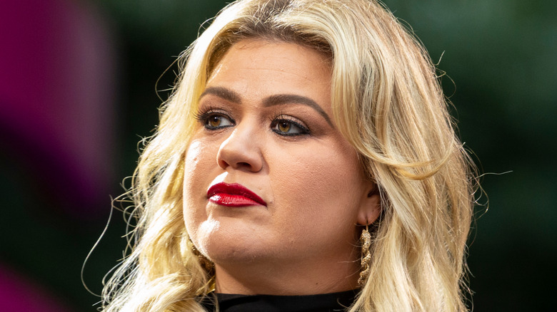 Kelly Clarkson speaks on stage 