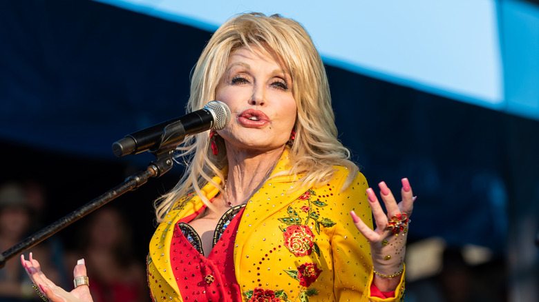 Dolly Parton sings onstage