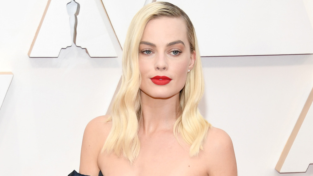 Margot Robbie with blonde hair on red carpet